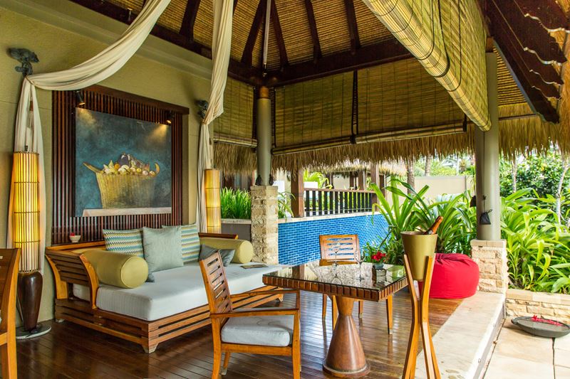 MAIA Luxury Resort & Spa - терраса с диваном и столиком