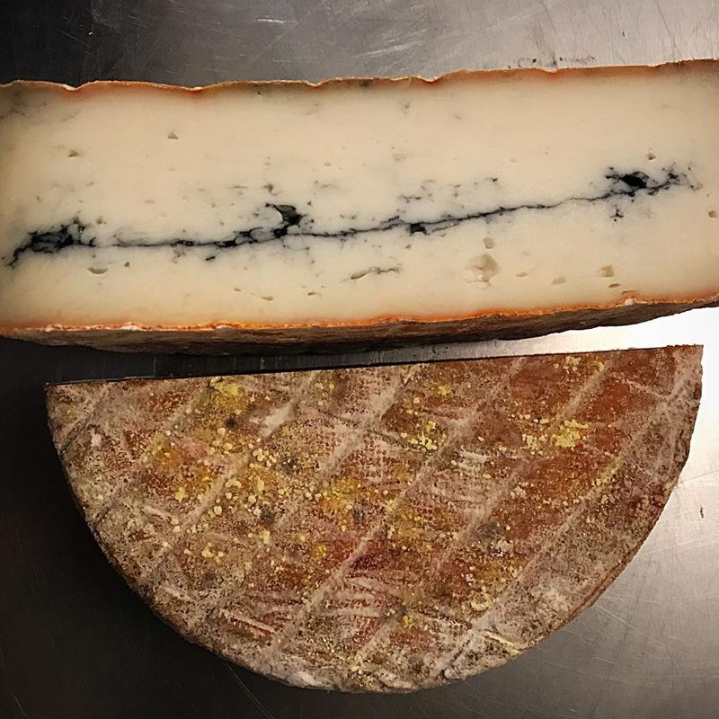 Сорта французского сыра - Морбье, полумягкий с полоской древесного угля