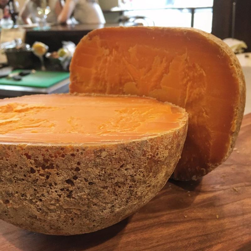 Сорта французского сыра - Мимолетт, твёрдый, оранжевый, круглый