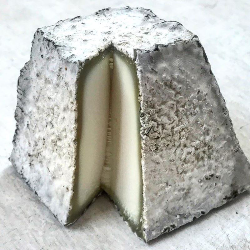 Сорта французского сыра - Валансе, пирамида с серой плесневой корочкой