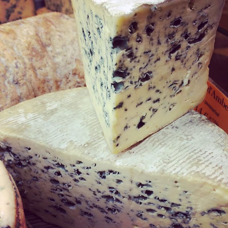 Сорта французского сыра - Блё д'Овернь, голубая плесень, похожий на Рокфор
