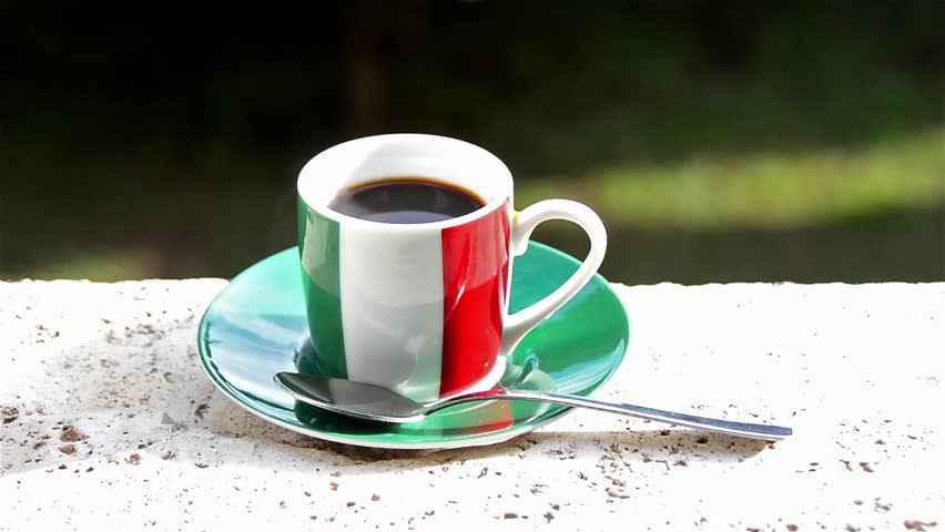 Лучшие марки итальянского кофе - чашка эспрессо в цветах флага Италии
