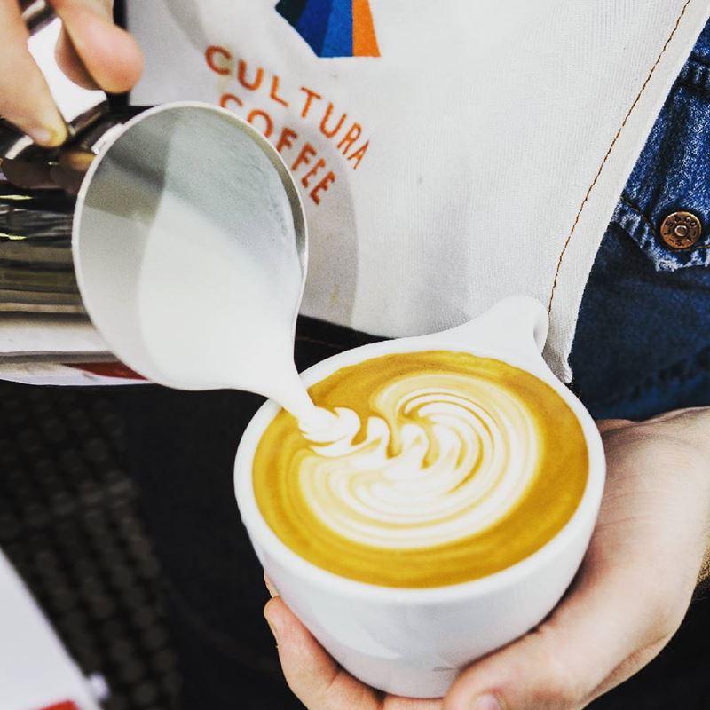 Кофейни Москвы: «Cultura Coffee» - бариста делает флет уайт