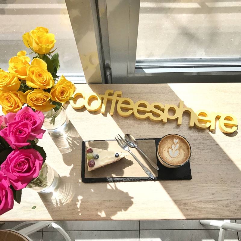 Кофейни Москвы: «Coffeesphere» - кофе с пирожным и цветами на окне