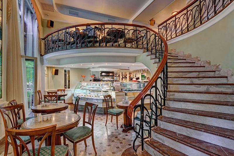 Кофейни Москвы: «Альдебаранъ» - интерьер с красивой лестницей