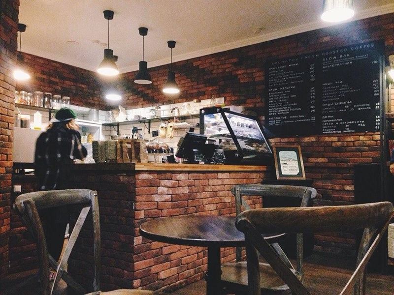 Кофейни Москвы: «Skuratov Coffee» - темный интерьер с кирпичными стенами