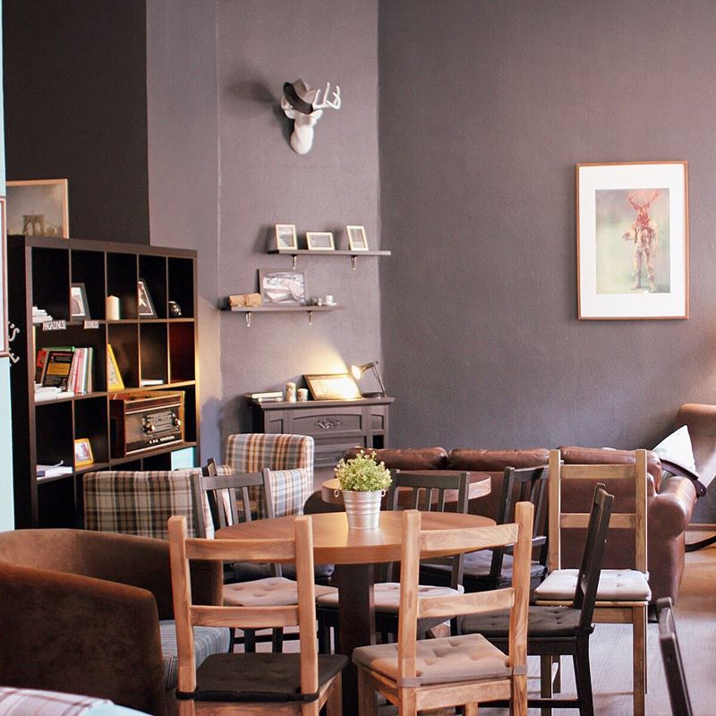 Кофейни Москвы: «Jeffrey's Coffee» - уютный дизайн интерьера с деревянными столами и стульями