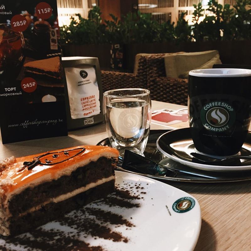 Кофейни Москвы: «Coffeeshop Company» - чашка эспрессо с пирожным