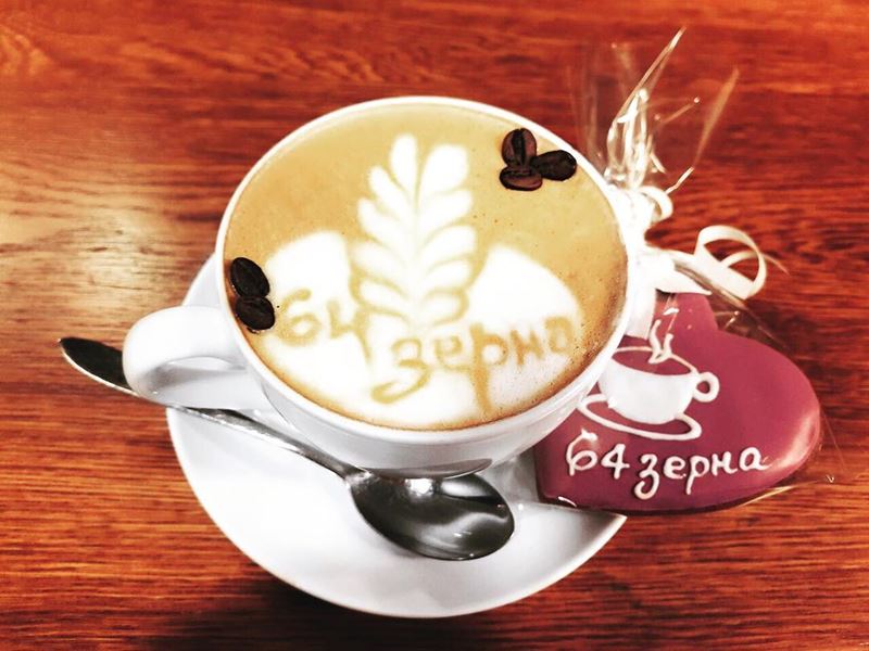 Кофейни Санкт-Петербурга: «64 зерна» - чашка флэт-уайта с латте артом и фирменным печеньем