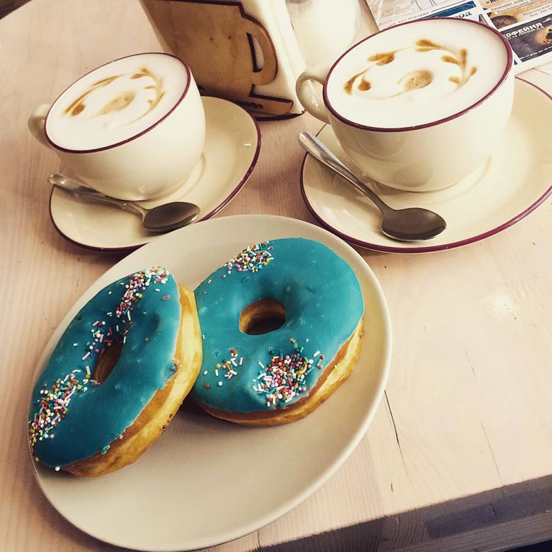 Кофейни Санкт-Петербурга: «Глазурь и кофе» - чашки флэт-уайта с карамелью и глазированными пончиками