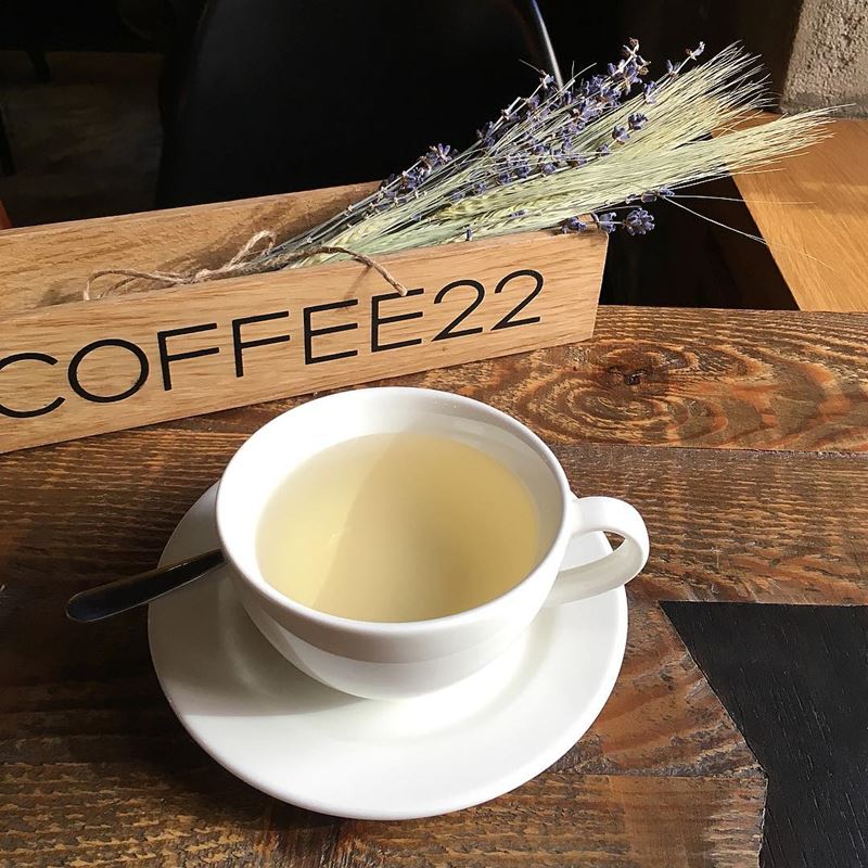 Кофейни Санкт-Петербурга: «Coffee 22» - чашка чая на деревянном столике