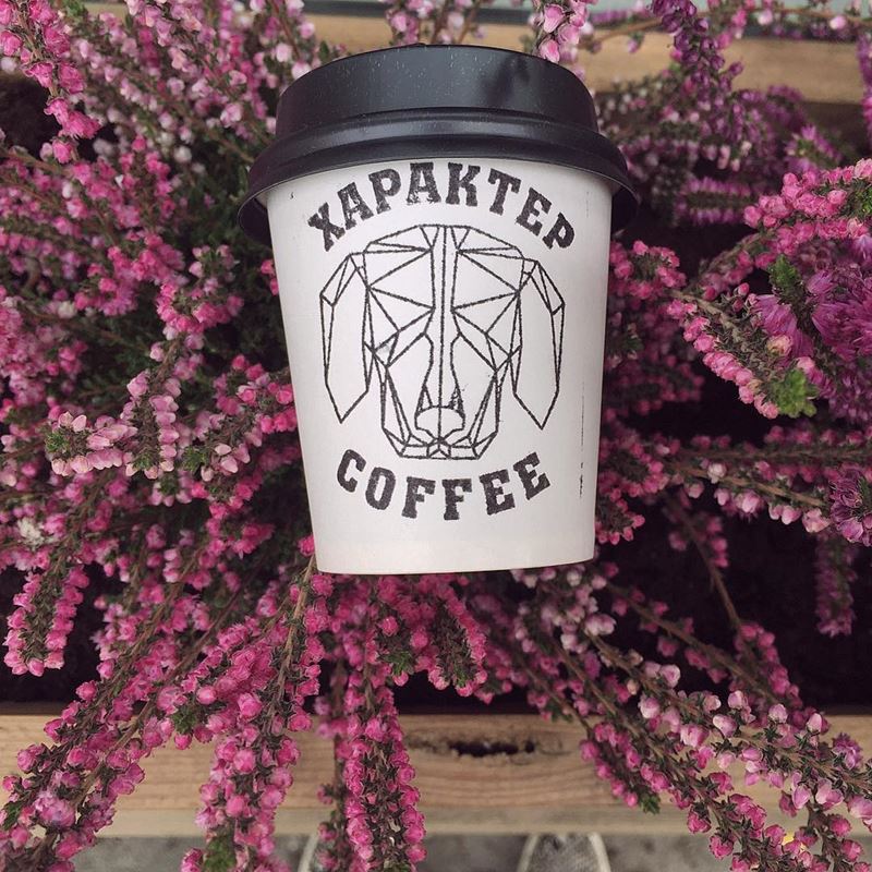 Кофейни Санкт-Петербурга: «Характер Кофе» - стаканчик на фоне цветов