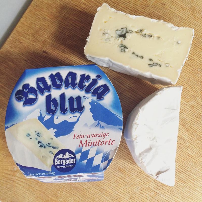 Сорта немецкого сыра - Баварский голубой сыр (Bavaria blu) - мягкий с голубой плесенью внутри