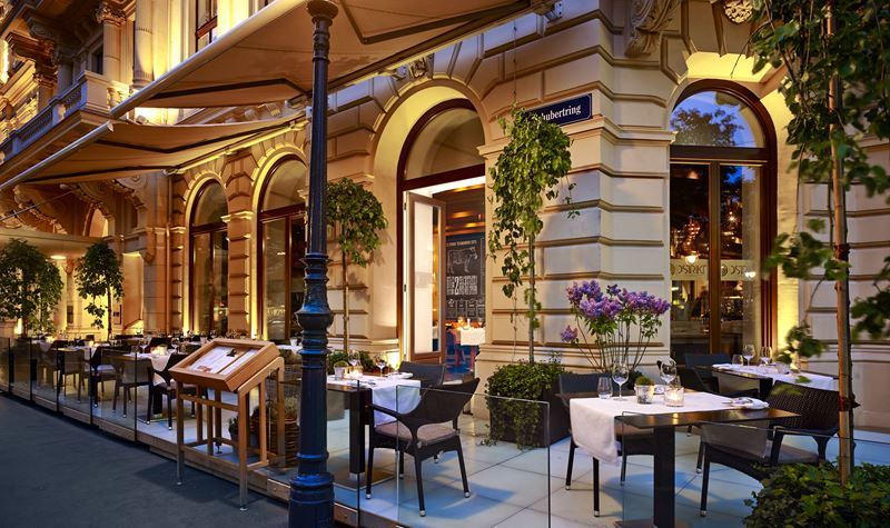 The Ritz-Carlton Vienna - красивые окрестности отеля на улице