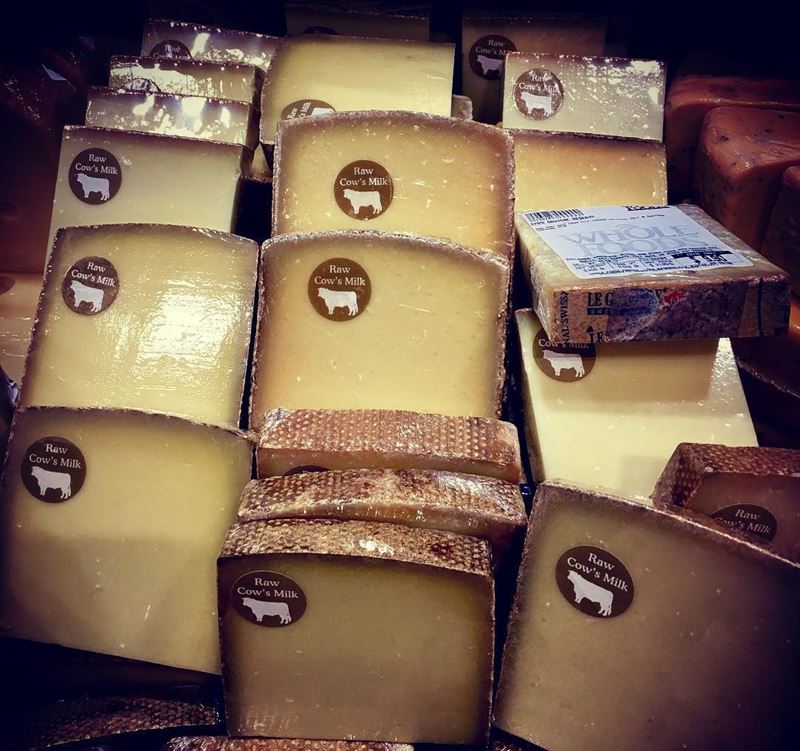 Сорта швейцарского сыра - Грюйер - твёрдый, ароматный, с коричневой корочкой