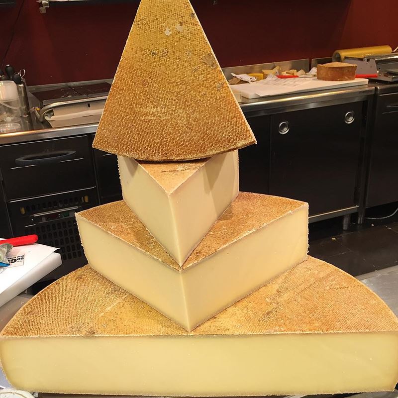 Сорта швейцарского сыра - Этива  - полутвёрдый, нежный сливочный, похожий на грюйер