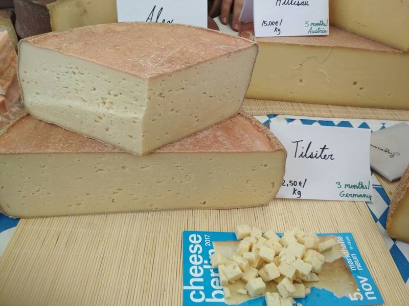 Сорта швейцарского сыра - Тильзитер - светло-жёлтый полутвёрдый с маленькими дырками
