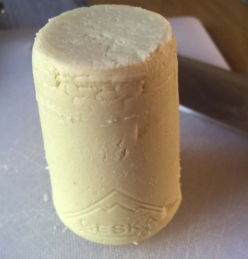 Сорта швейцарского сыра - Шабцигер - светло-зелёный с молоком ростков пажитника