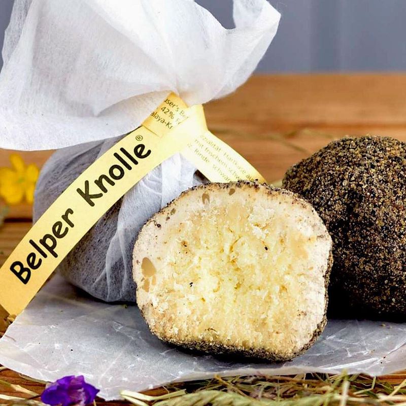 Сорта швейцарского сыра - Белпер Кнолле - твёрдый круглый трюфель с черным перцем