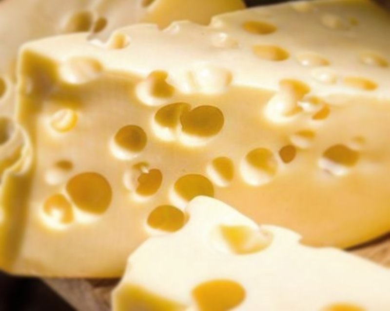 Сорта швейцарского сыра - Эмменталь - полутвёрдый сливочный с большими дырками