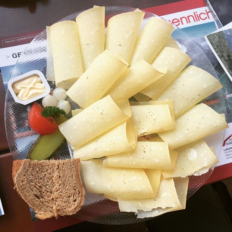 Сорта швейцарского сыра - Хобельказе - экстратвёрдый, свернутый в трубочку