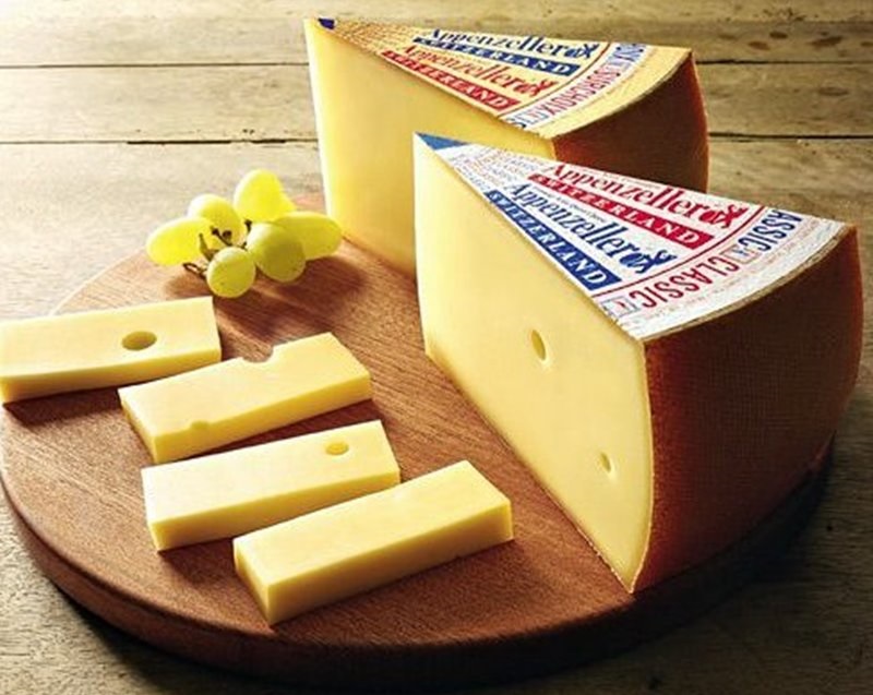 Сорта швейцарского сыра - Аппенцеллер - гладкий пикантный с небольшими дырками
