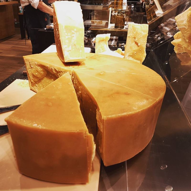 Сорта швейцарского сыра - Сбринц - экстратвёрдый насыщенного желто-оранжевого оттенка