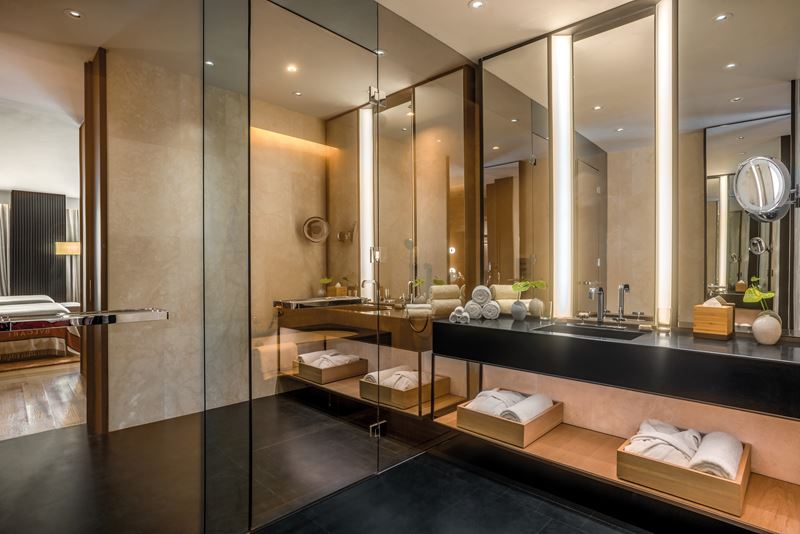 Bulgari Hotel Beijing - ванная комната - дизайн интерьера с зеркалом и полотенцами