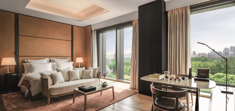Bulgari Hotel Beijing - номер premium room - дизайн интерьера с видом из окна