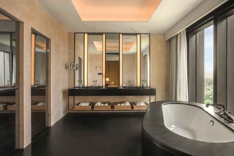 Bulgari Hotel Beijing - ванная комната с видом из окна на панораму города