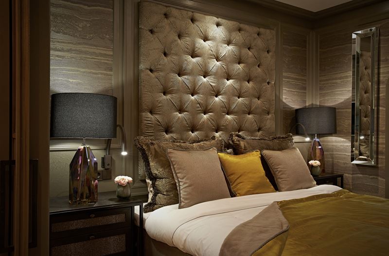 Бутик-отель TwentySeven в Амстердаме - кровать с подушками
