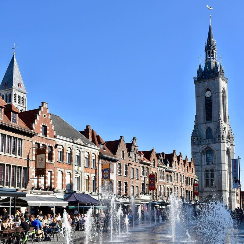 Красивые города Бельгии: центральная площадь с фонтанами в Турне