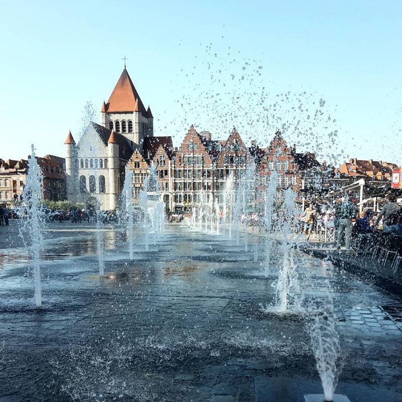 Красивые города Бельгии: площадь с фонтанами в Турне