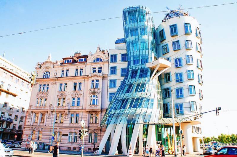 Красивые города Чехии: "танцующий дом" в Праге