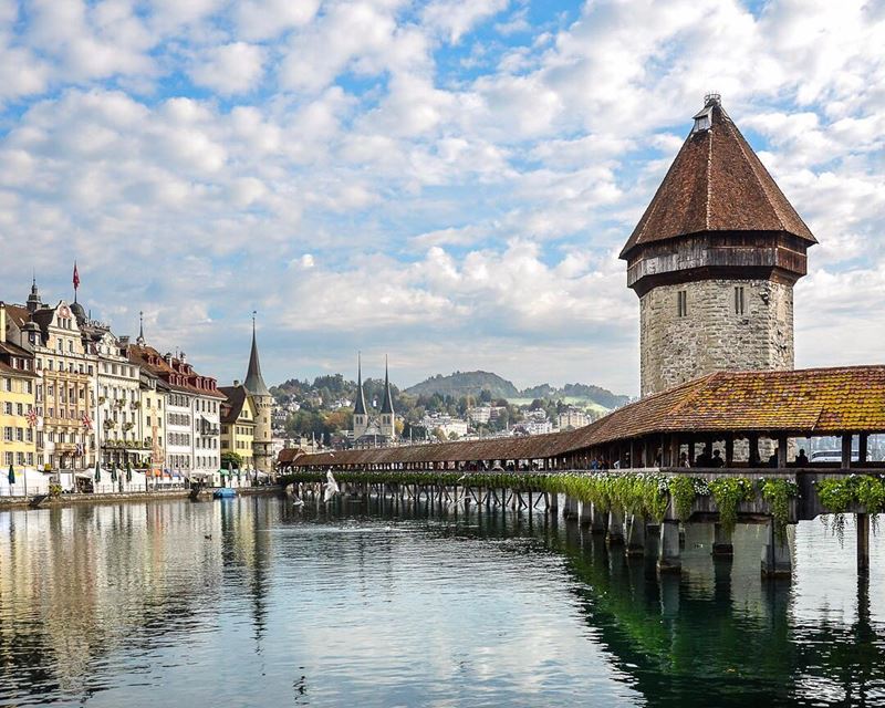 Красивые города Швейцарии: Люцерн, вид на средневековую архитектуру с озера