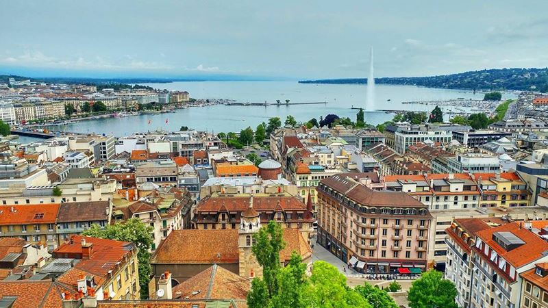 Красивые города Швейцарии: Женева - вид из города на озеро