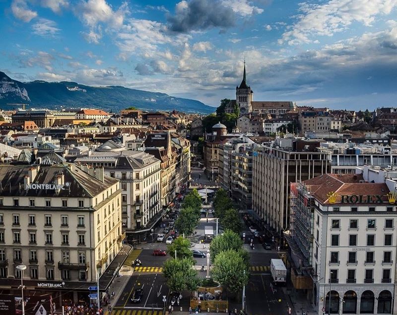 Красивые города Швейцарии: архитектура Женева, центр, вид на горы 