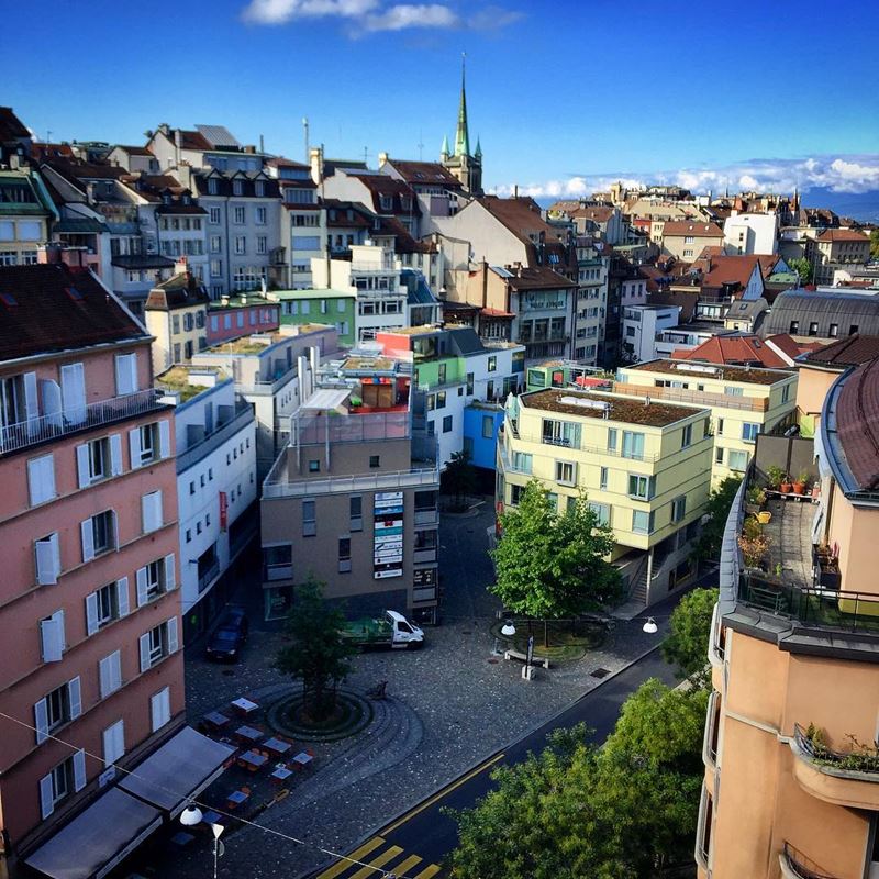 Красивые города Швейцарии: вид сверху на улице Лозанны