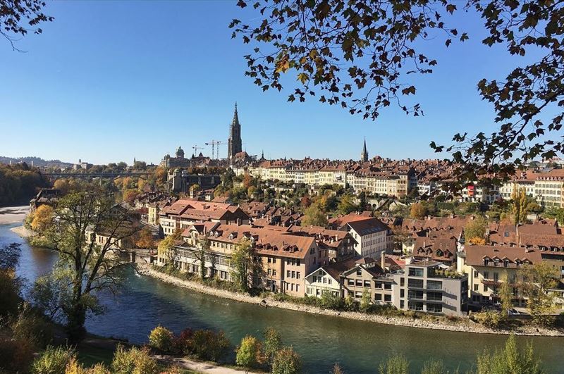 Красивые города Швейцарии: Берн, вид на полуостров и реку Аре