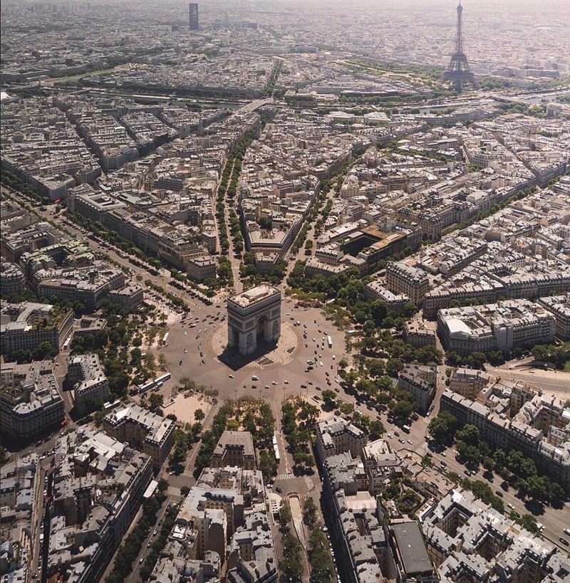 Крупные и красивые города Франции: вид сверху на Париж и площадь Шарля де Голля с Триумфальной аркой