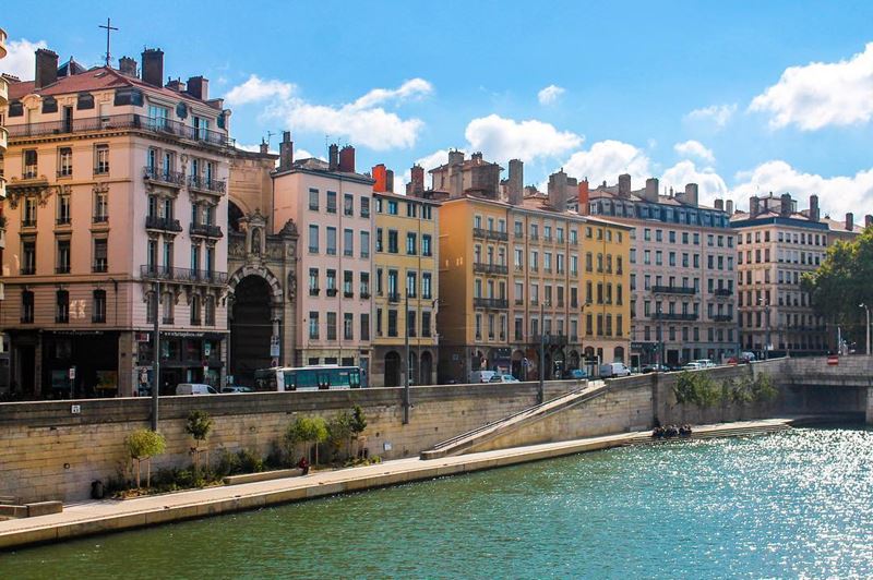 Крупные и красивые города Франции: набережная реки Соны в Лионе