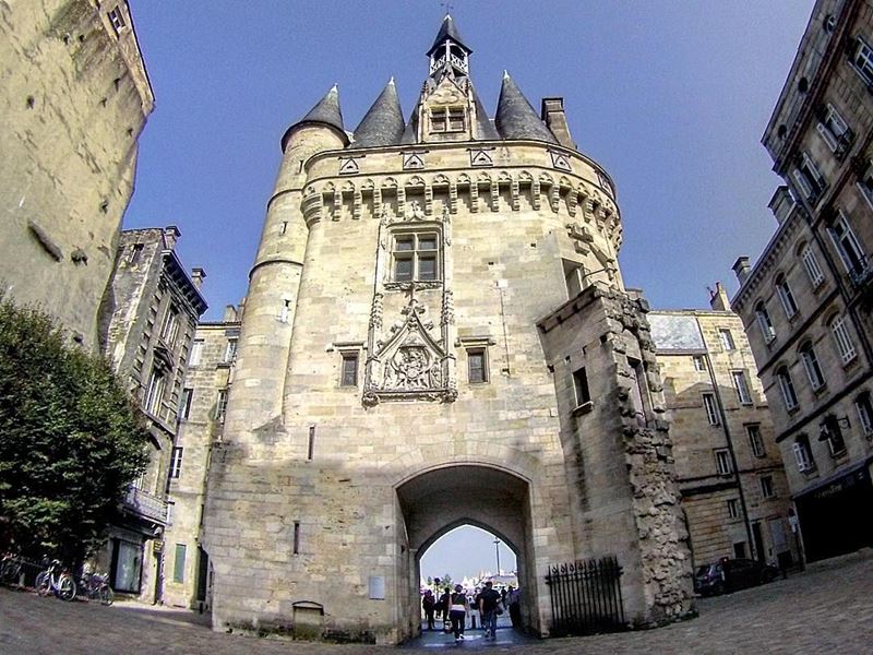 Крупные и красивые города Франции: ворота Кайо в Бордо 