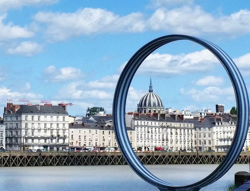 Крупные и красивые города Франции: Кольца Бюрена в центре Нанта