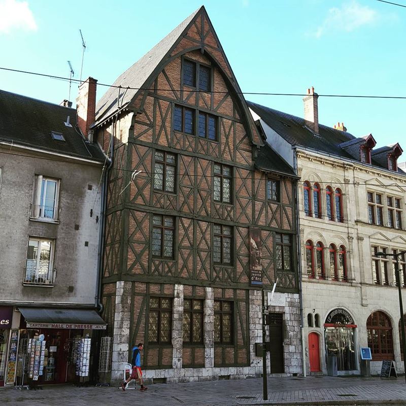 Крупные и красивые города Франции: дом-музей Жанны Д'Арк в Орлеане