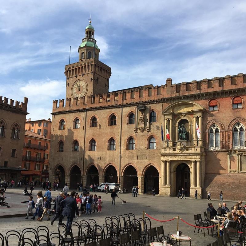 Крупные и красивые города Италии, которые нужно посетить: площадь Маджоре в Болонье