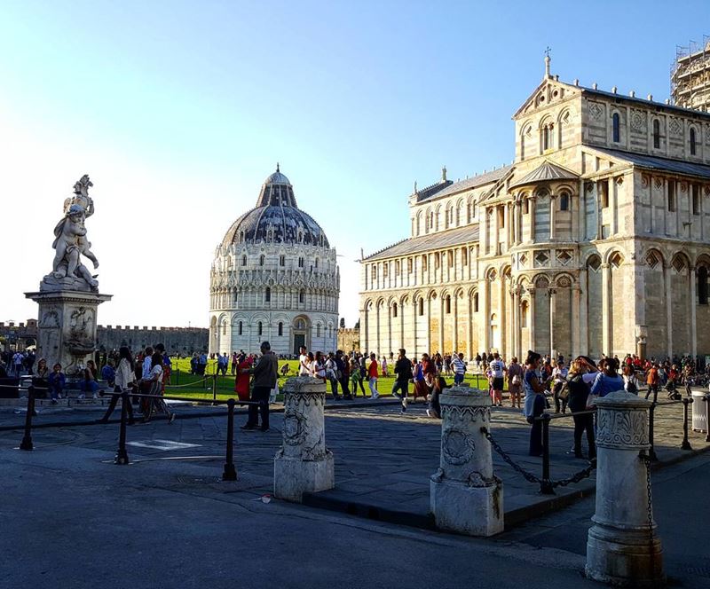 Крупные и красивые города Италии, которые нужно посетить: площадь Мираколи в Пизе
