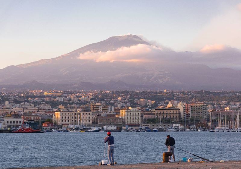 Крупные и красивые города Италии, которые нужно посетить: вид на вулкан Этна в Катании