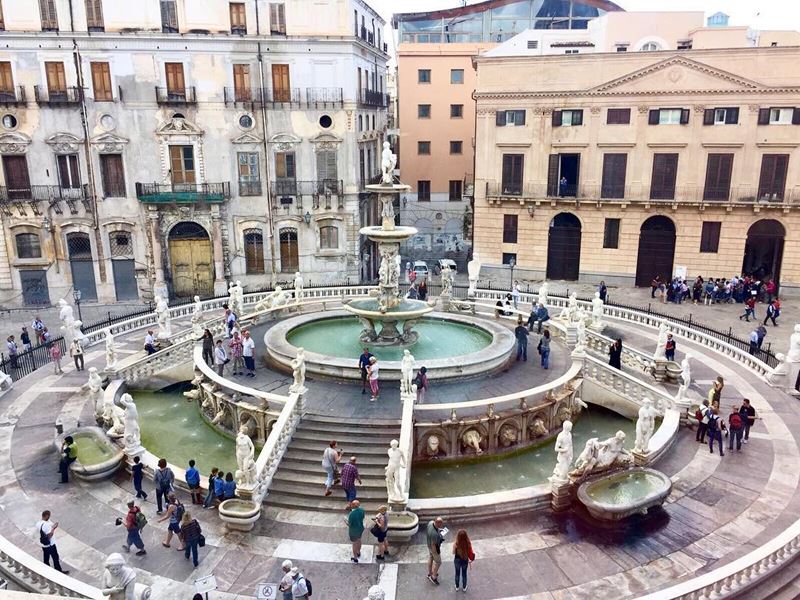 Крупные и красивые города Италии, которые нужно посетить: Площадь Стыда с фонтаном в Палермо