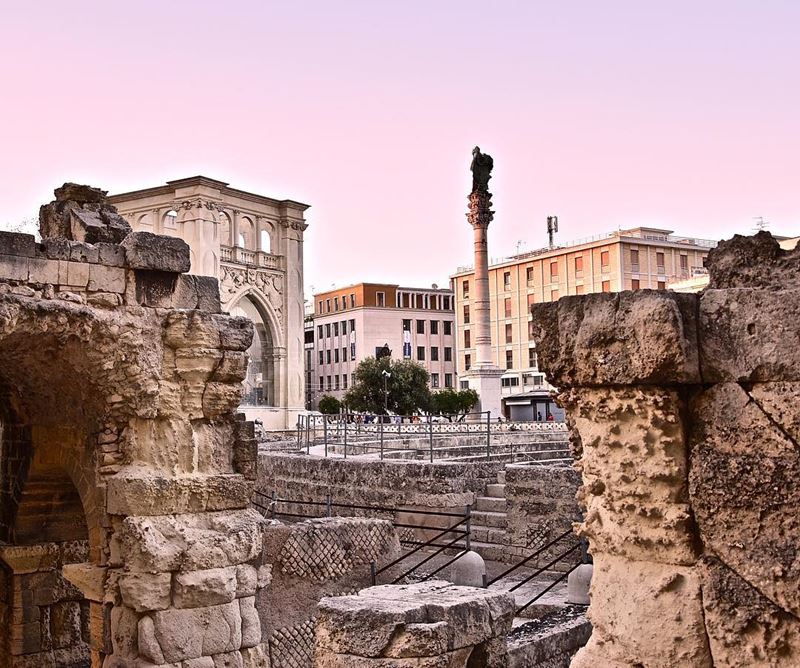 Крупные и красивые города Италии, которые нужно посетить: римский амфитеатр в Лечче с колонной Святого Оронция 