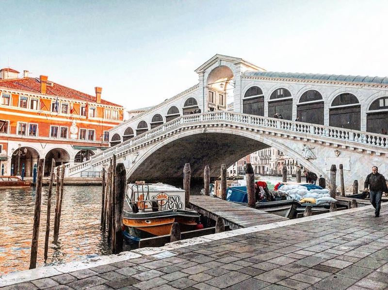 Крупные и красивые города Италии, которые нужно посетить: Мост Риальто в Венеции